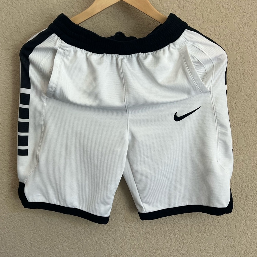Boy’s Nike Elite Shorts-L
